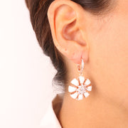 Orecchini in Argento 925 con pendente fiore in white stone con dettaglio centrale in zirconi bianchi