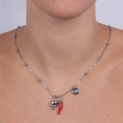 Collana in Metallo con corno in smalto rosso e campana bianca pendente