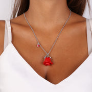 Collana in Metallo con pendenti a forma di rosa rossa, foglia e cuore impreziositi da smalti colorati