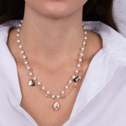 Collana in Metallo con perle e pumo portafortuna smaltato color bianco