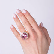 Anello in Metallo con pietra rosa centrale impreziosito da cristalli