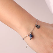 Bracciale in Metallo con campanella portafortuna pendente, impreziosita da smalto blu e punto luce