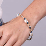 Bracciale in Metallo con perle allungate bianche e corallini blu